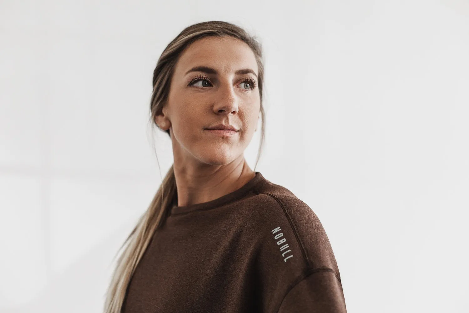 WOMEN'S PERFORMANCE CREW SWEATSHIRT