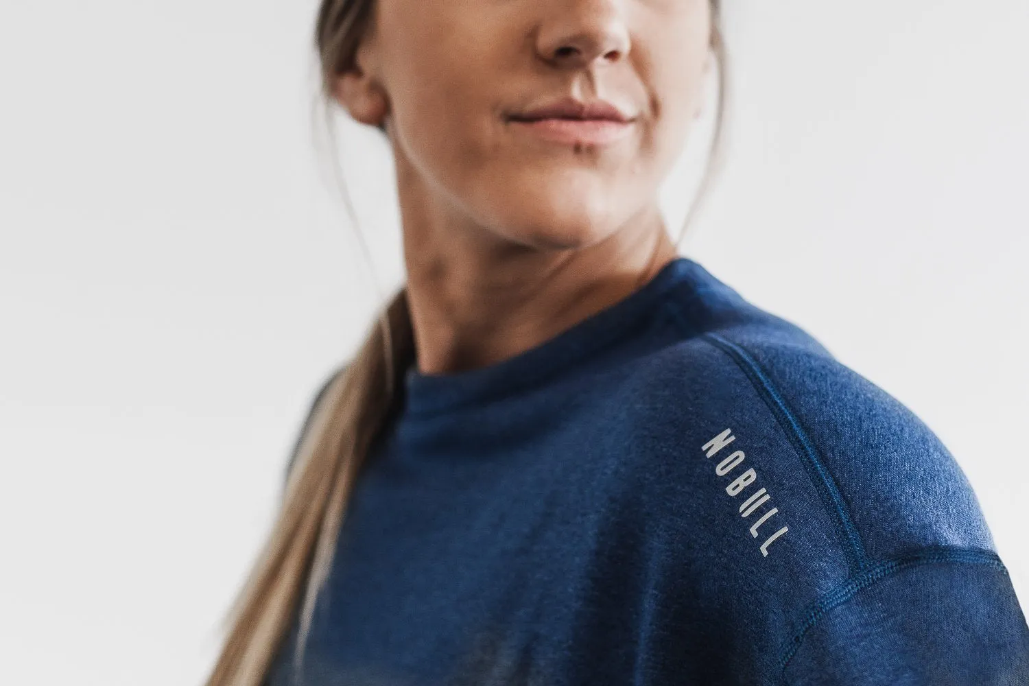 WOMEN'S PERFORMANCE CREW SWEATSHIRT