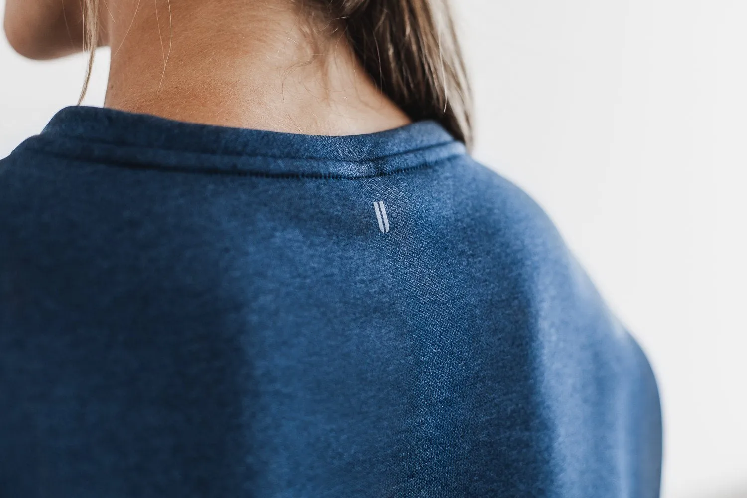 WOMEN'S PERFORMANCE CREW SWEATSHIRT